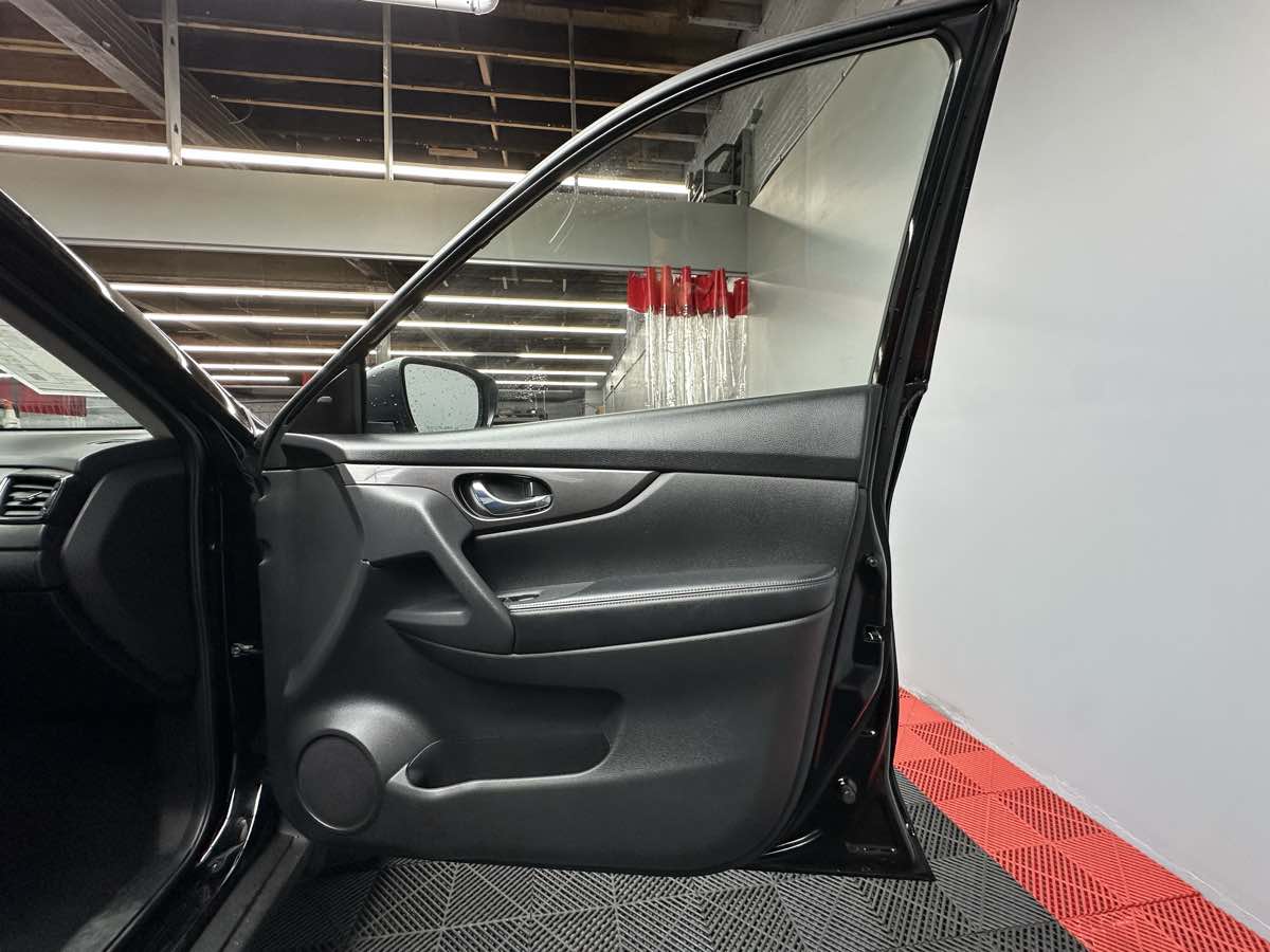 2019 Nissan Rogue SV photo 14