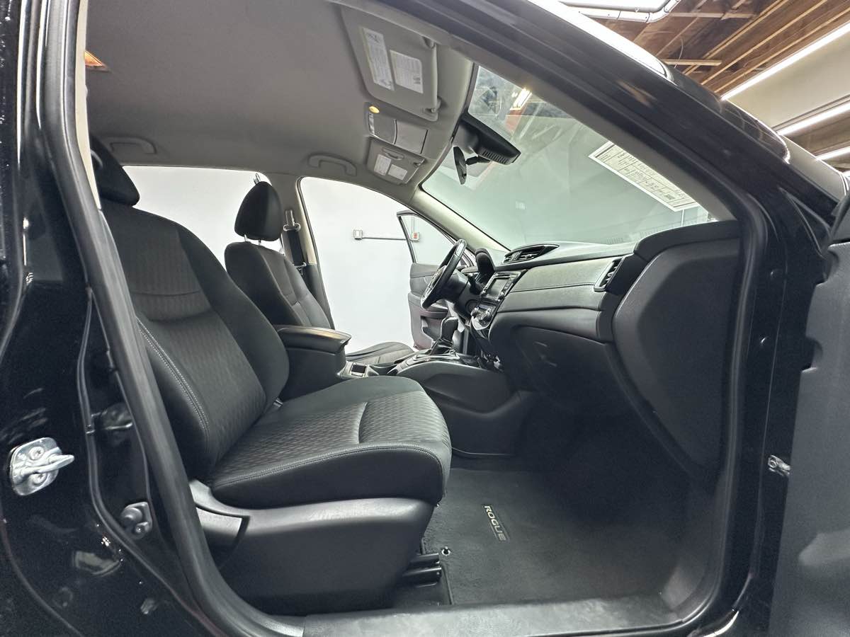 2019 Nissan Rogue SV photo 16
