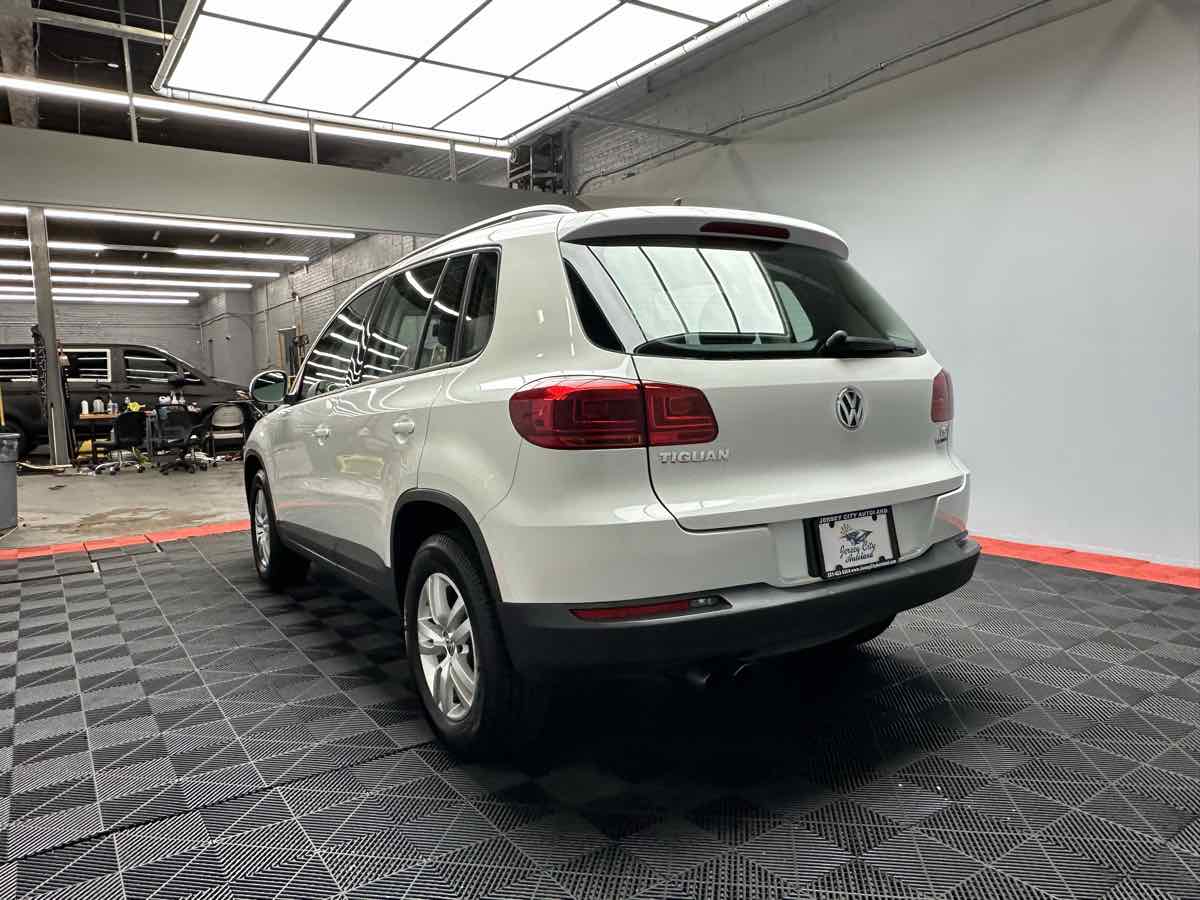 2017 Volkswagen Tiguan S photo 2