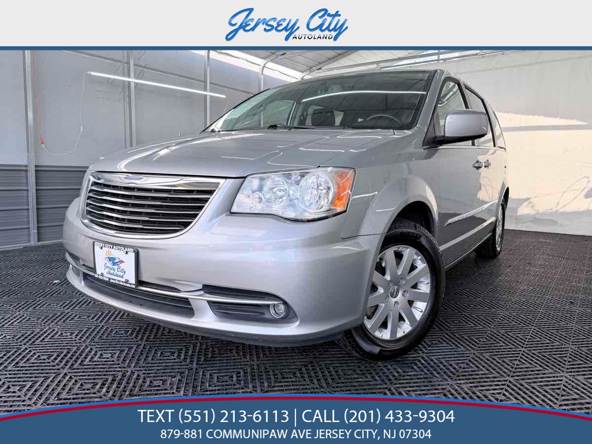 2015 Chrysler Town & Country Touring's photo