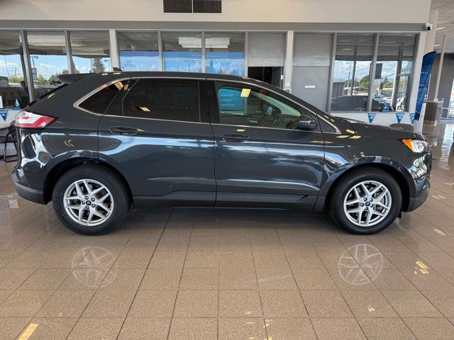 2021 Ford Edge SEL photo 2
