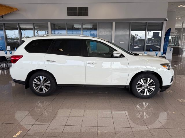 2018 Nissan Pathfinder S photo 2