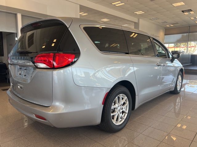 2021 Chrysler Voyager LX photo 3