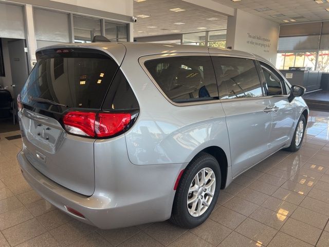 2021 Chrysler Voyager LX photo 5