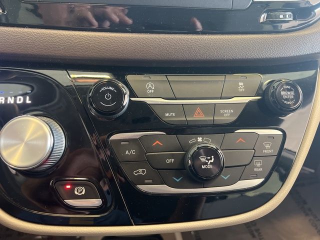 2021 Chrysler Voyager LX photo 25