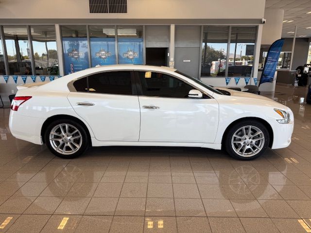 2011 Nissan Maxima SV photo 2