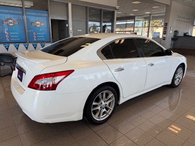 2011 Nissan Maxima SV photo 3
