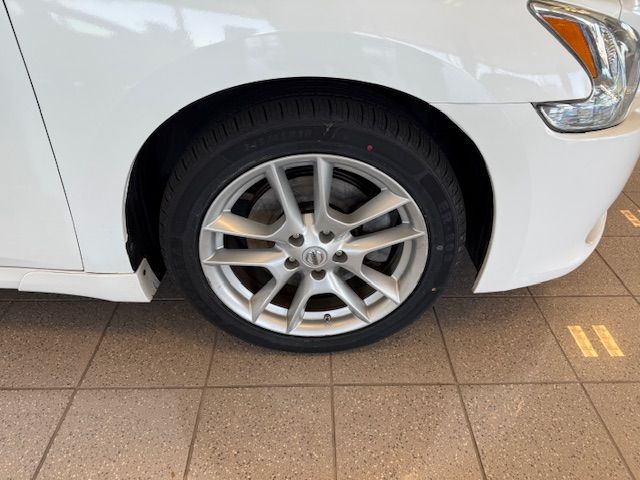 2011 Nissan Maxima SV photo 10