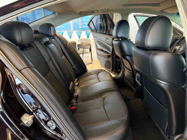 2011 Nissan Maxima SV photo 23