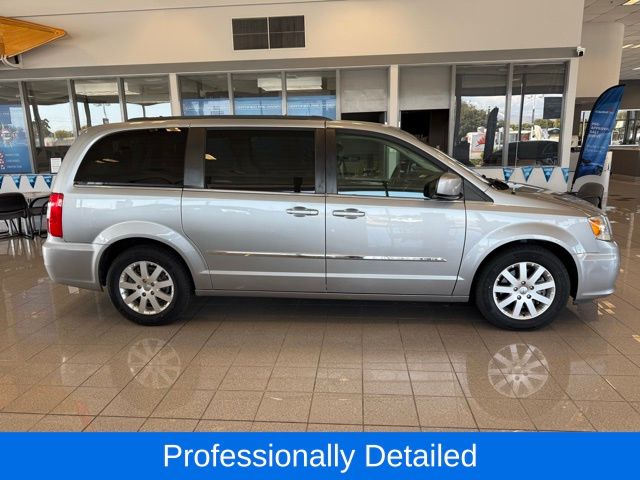 2016 Chrysler Town & Country Touring photo 2