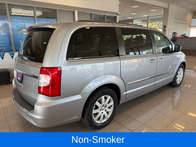 2016 Chrysler Town & Country Touring photo 3