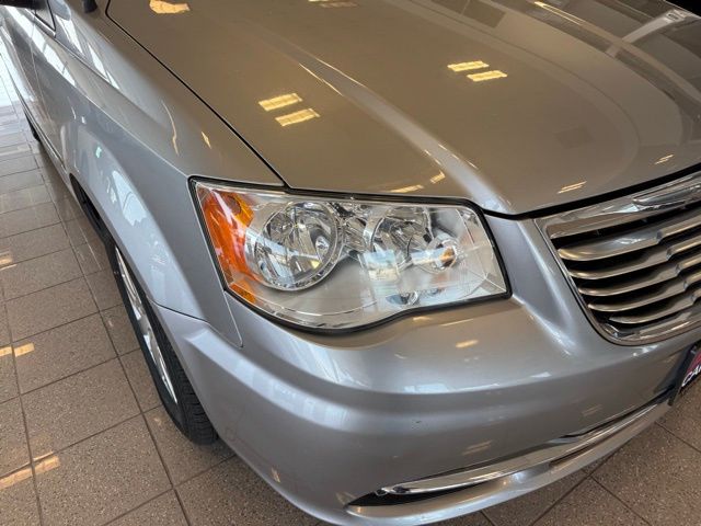 2016 Chrysler Town & Country Touring photo 9