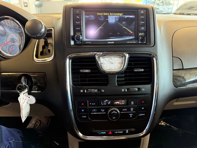 2016 Chrysler Town & Country Touring photo 15