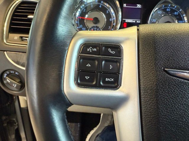 2016 Chrysler Town & Country Touring photo 17