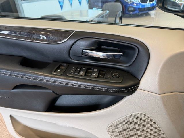 2016 Chrysler Town & Country Touring photo 18