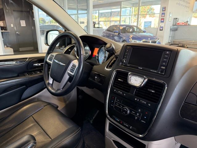 2016 Chrysler Town & Country Touring photo 22