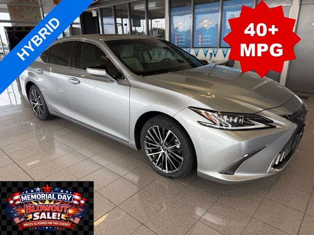 2022 Lexus ES 300h 300h's photo
