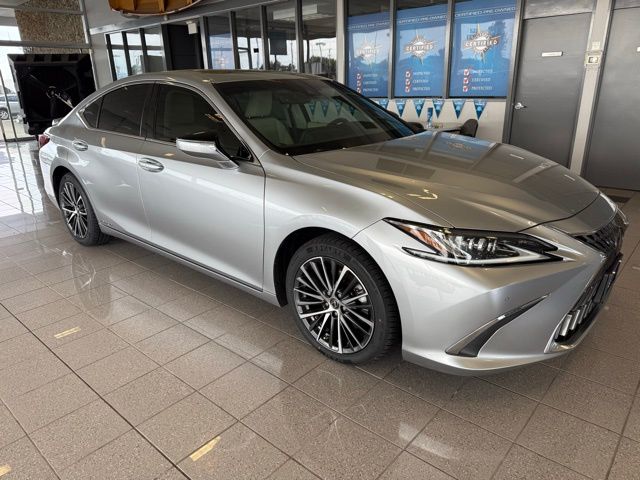 2022 Lexus ES 300h 300h's photo