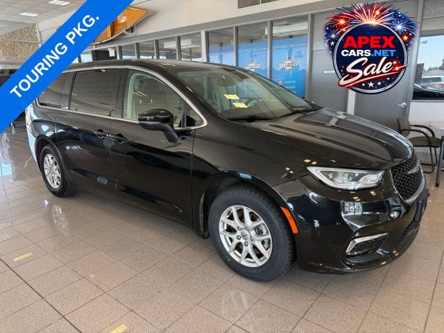 2023 Chrysler Pacifica Touring L's photo