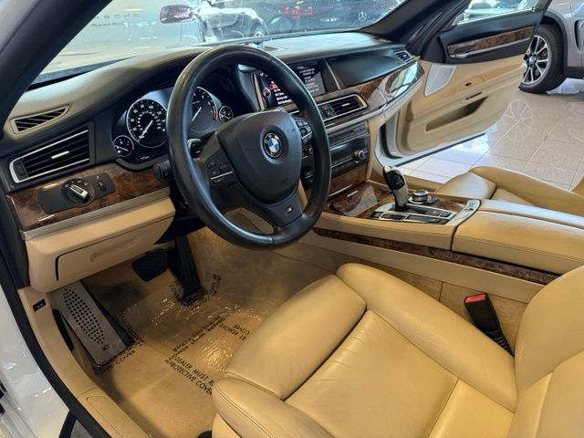 BMW 7 Series photo 2