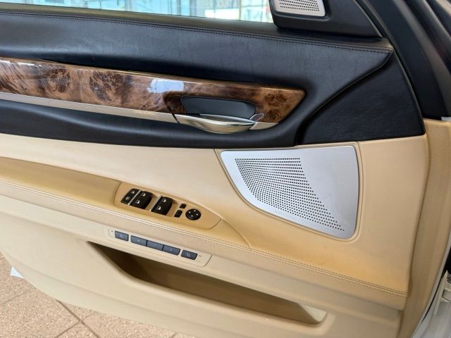 BMW 7 Series photo 19