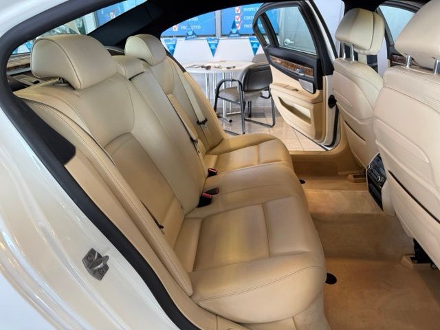BMW 7 Series photo 23
