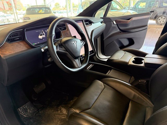 Tesla Model X photo 2