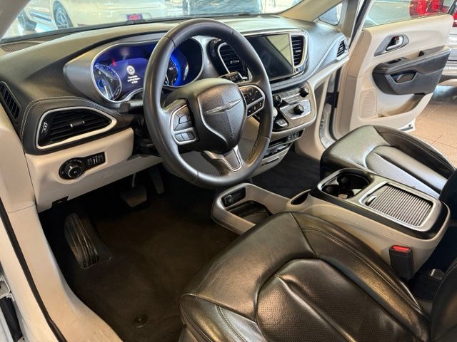Chrysler Pacifica photo 2