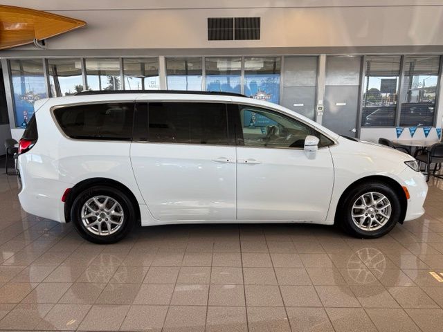 Chrysler Pacifica photo 3