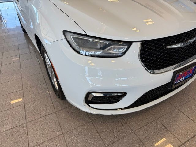 Chrysler Pacifica photo 9