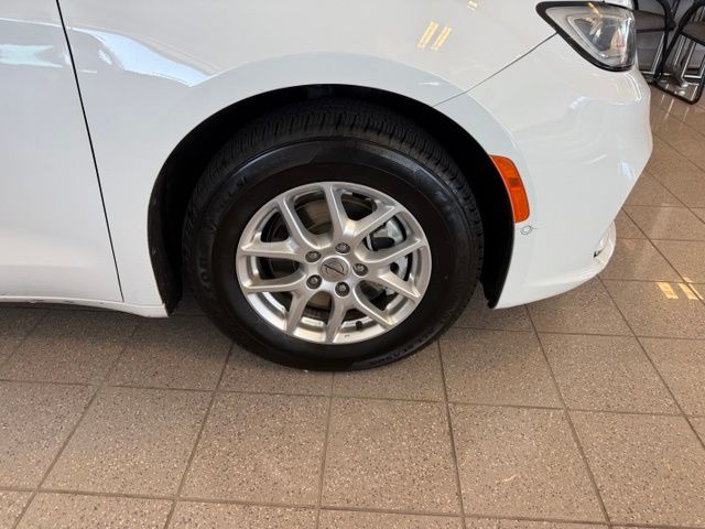 Chrysler Pacifica photo 11