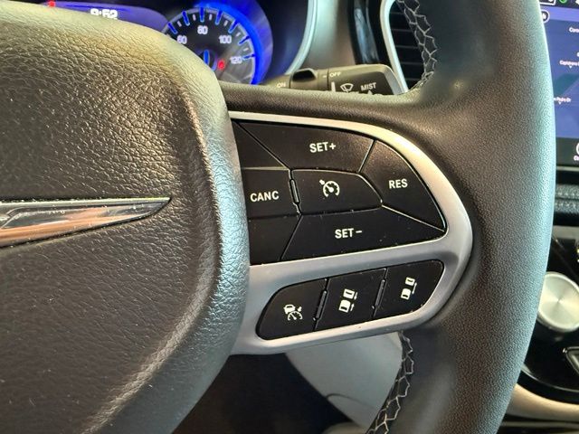 Chrysler Pacifica photo 18