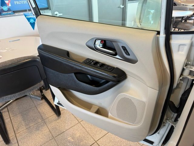 Chrysler Pacifica photo 21
