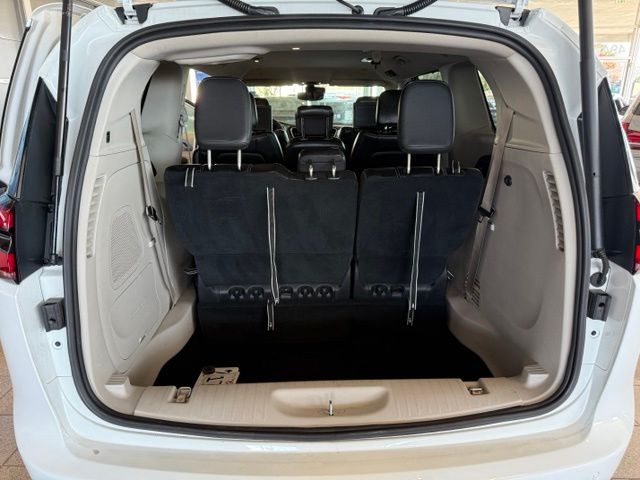 Chrysler Pacifica photo 23