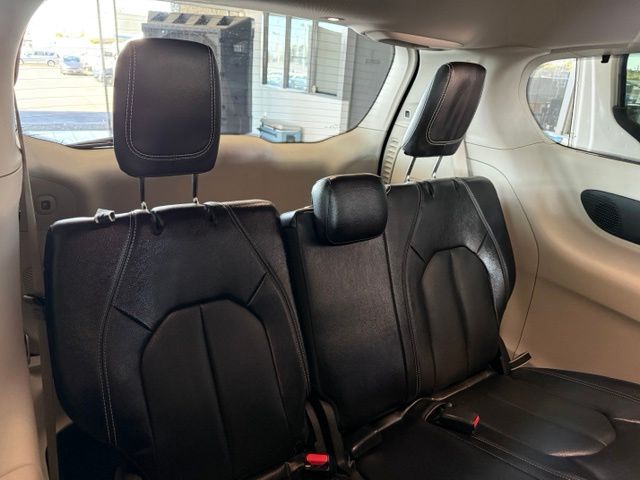 Chrysler Pacifica photo 25