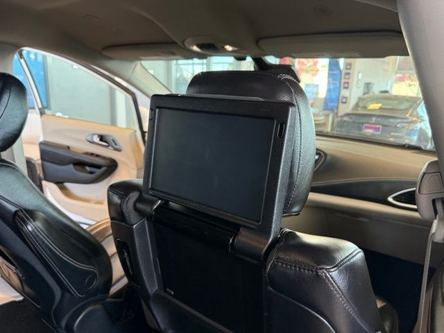 Chrysler Pacifica photo 26