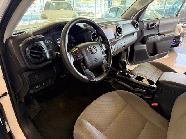 Toyota Tacoma photo 2