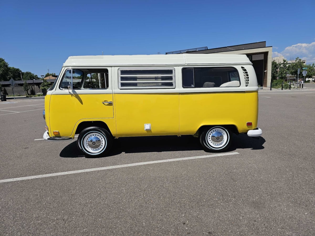 Volkswagen Bus photo 2