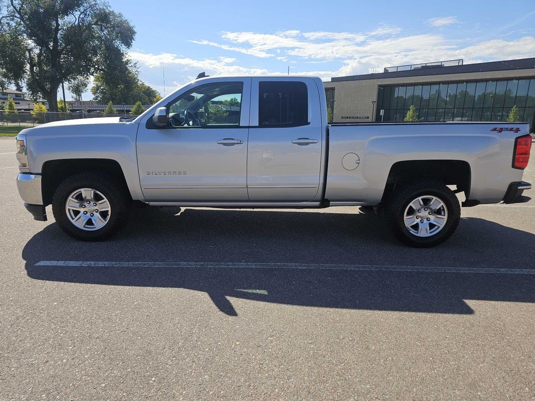 2019 Chevrolet Silverado 1500 LT photo 2