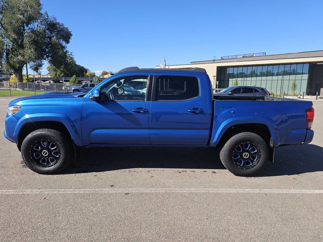 2016 Toyota Tacoma TRD Sport photo 2