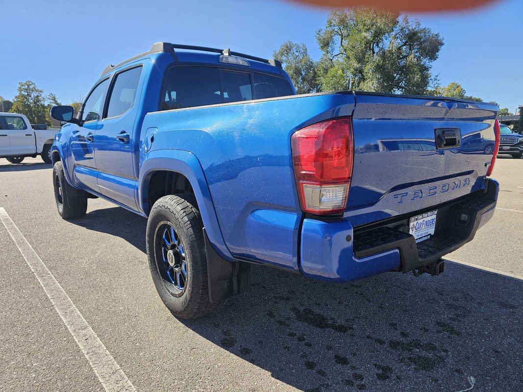 2016 Toyota Tacoma TRD Sport photo 3