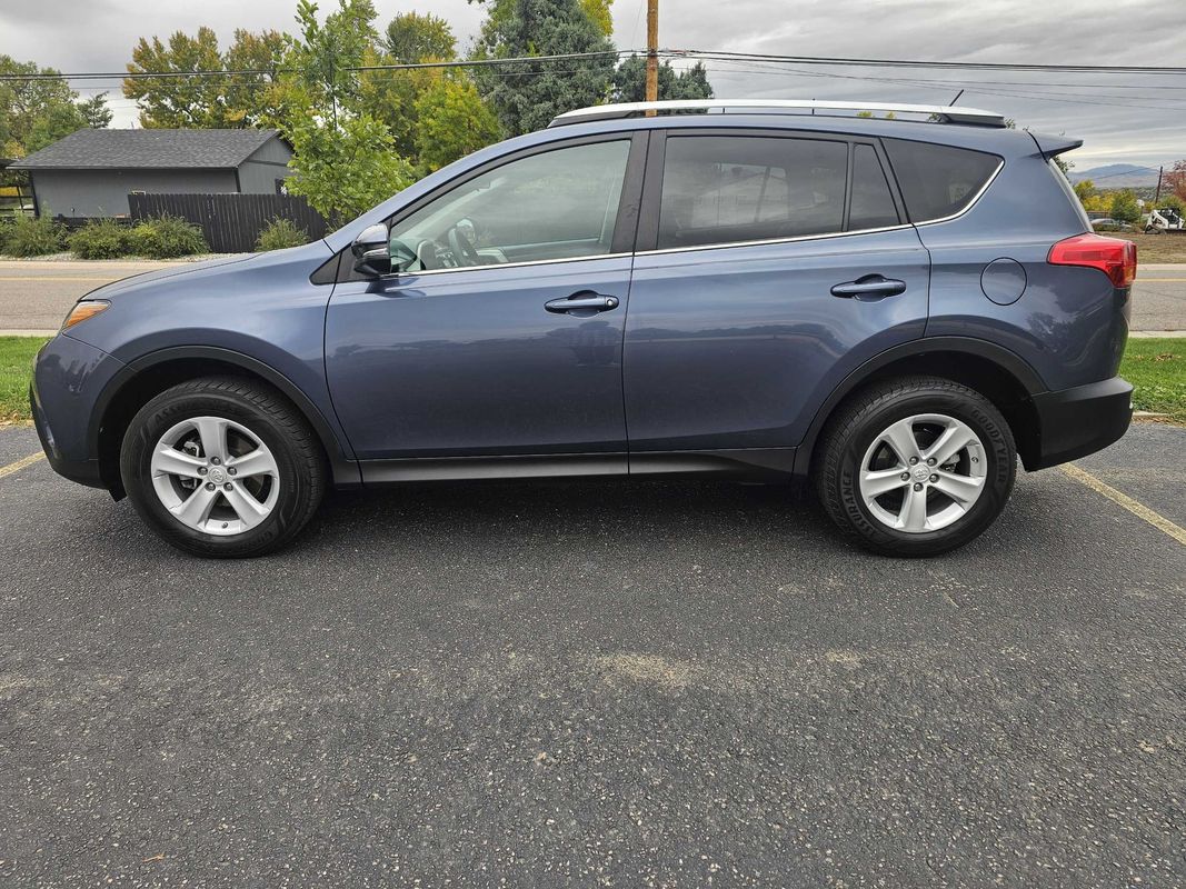 2014 Toyota RAV4 XLE photo 2
