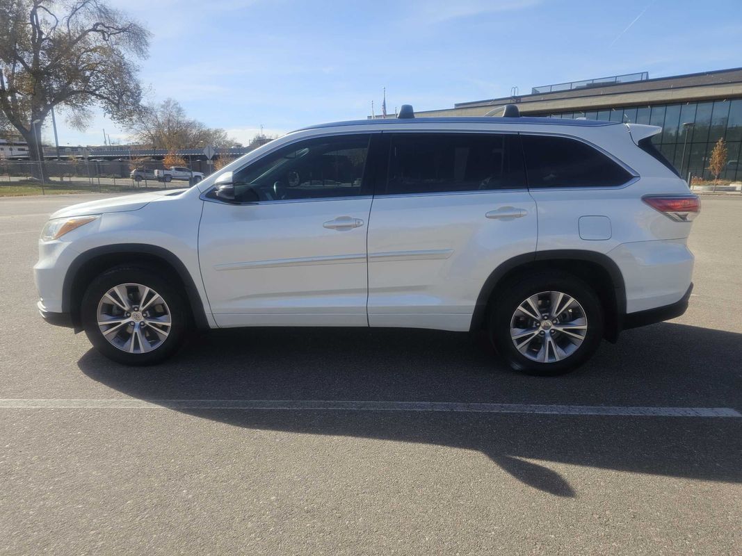 2015 Toyota Highlander XLE photo 2