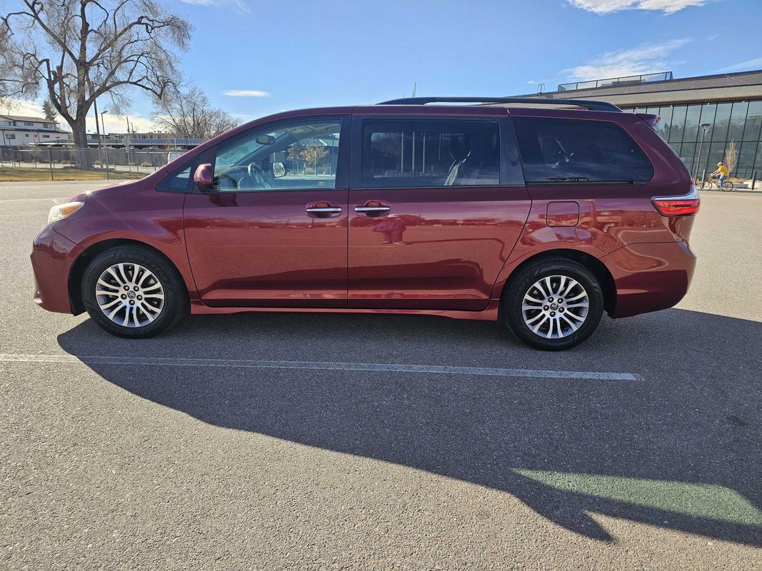 2018 Toyota Sienna XLE - Photo 2