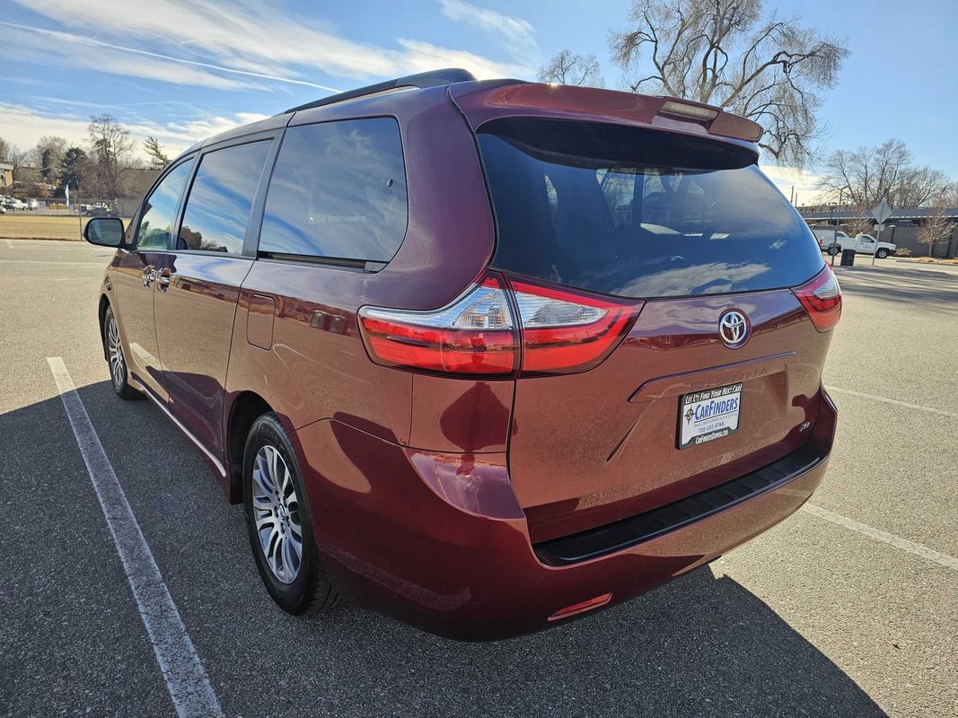 2018 Toyota Sienna XLE - Photo 3