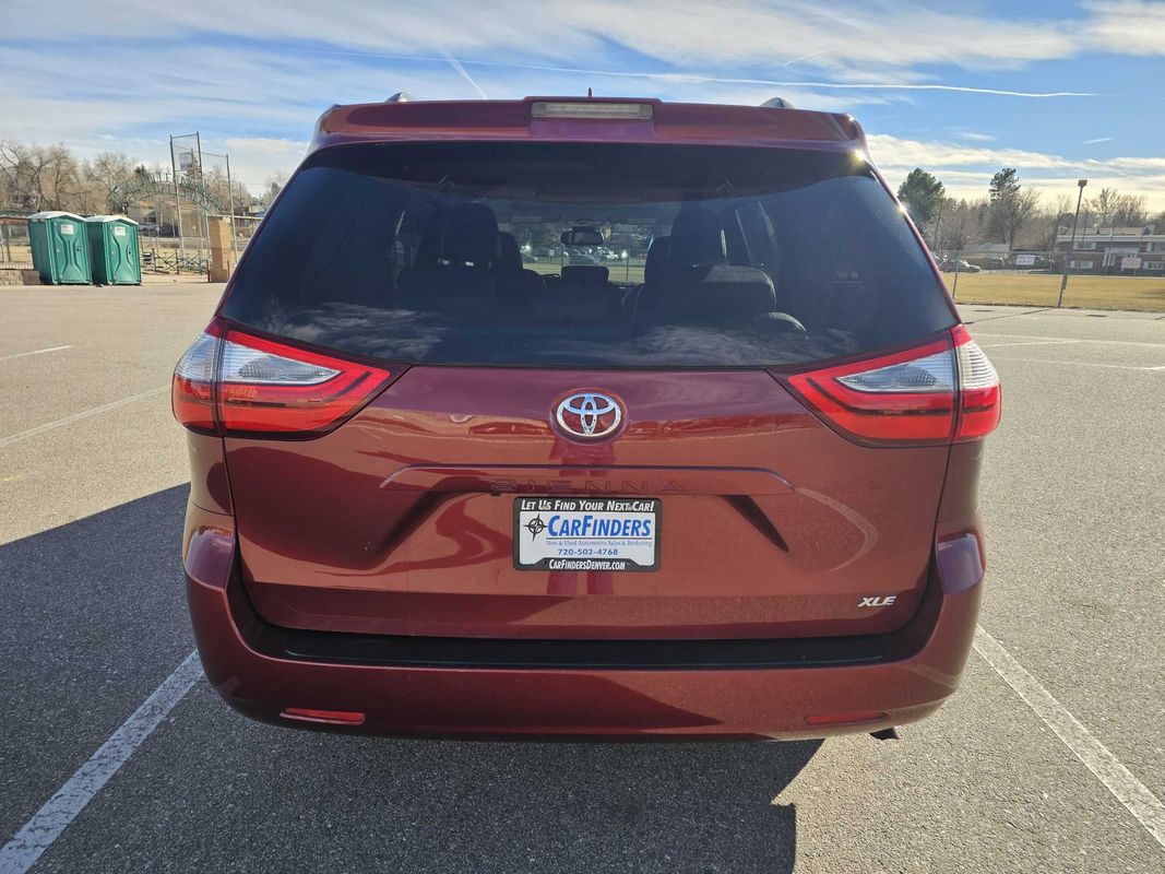 2018 Toyota Sienna XLE - Photo 4