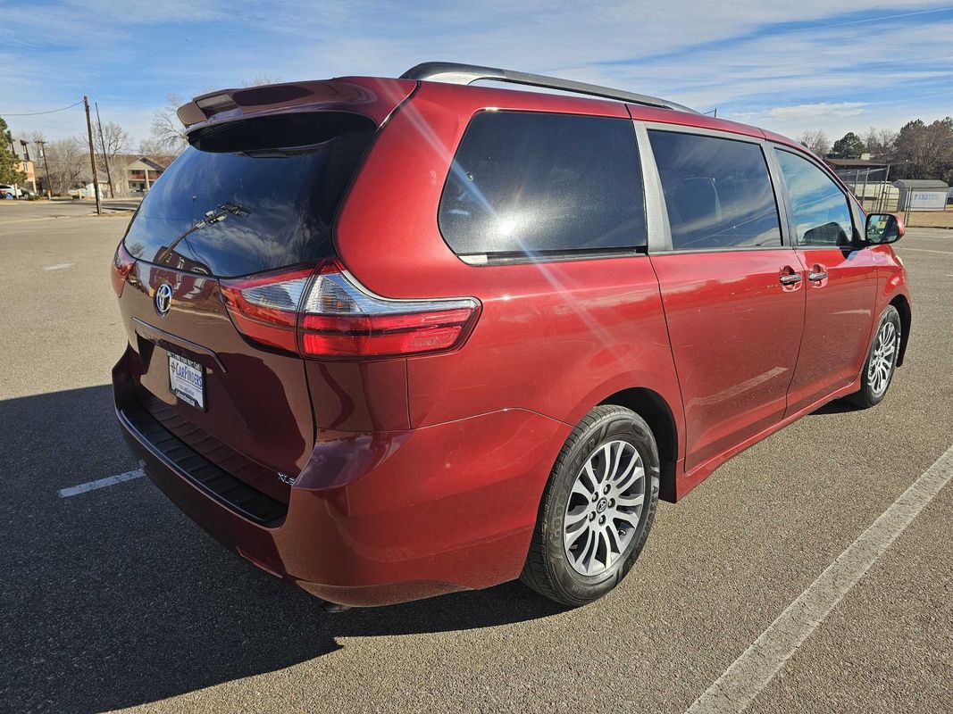 2018 Toyota Sienna XLE - Photo 5