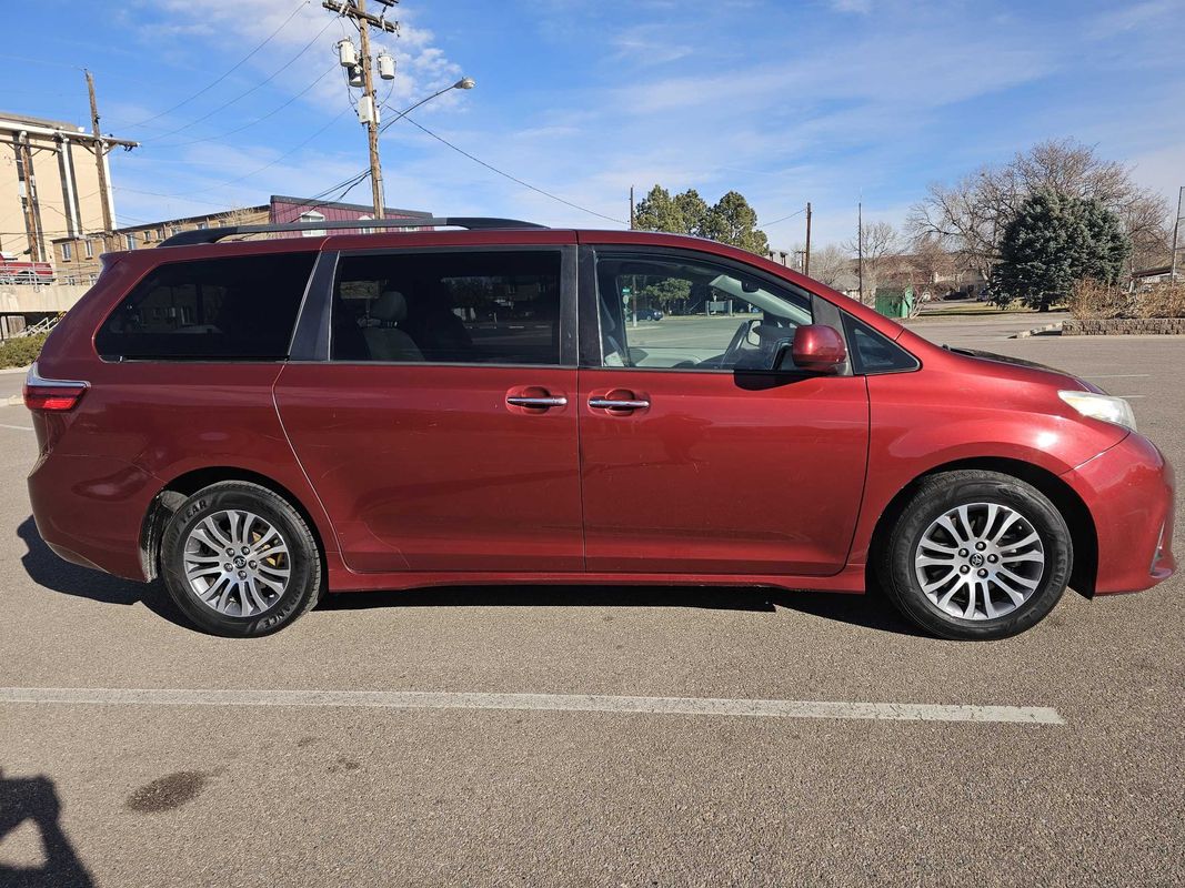 2018 Toyota Sienna XLE - Photo 6