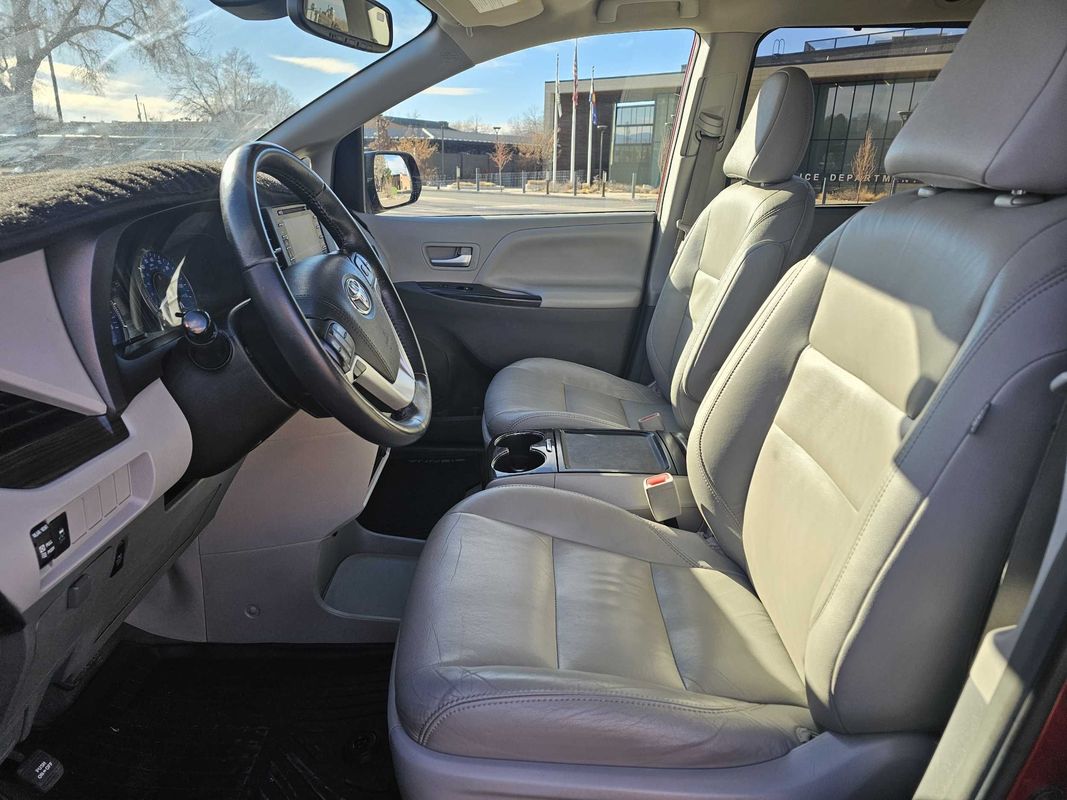 2018 Toyota Sienna XLE - Photo 9