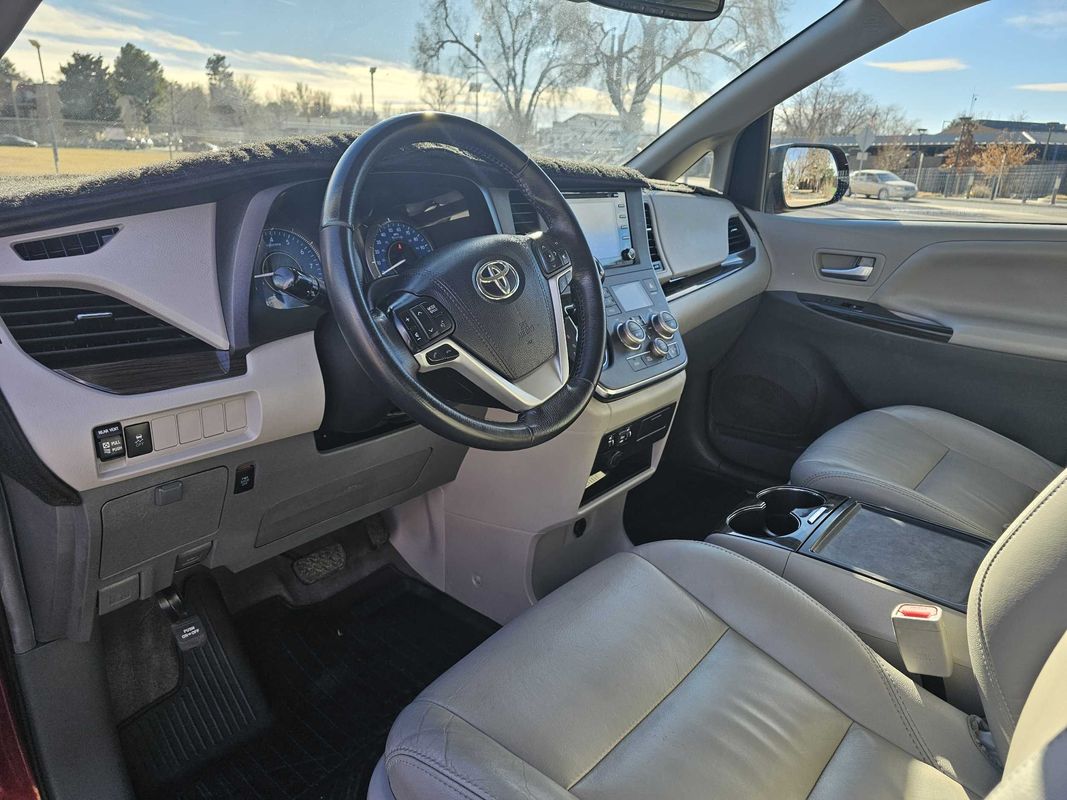2018 Toyota Sienna XLE - Photo 10